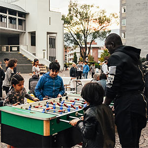 PERCORSI RESISTENZE 18: Una serata interculturale per le famiglie e un condominio che diventa installazione artistica: il quartiere Don Bosco “al centro”